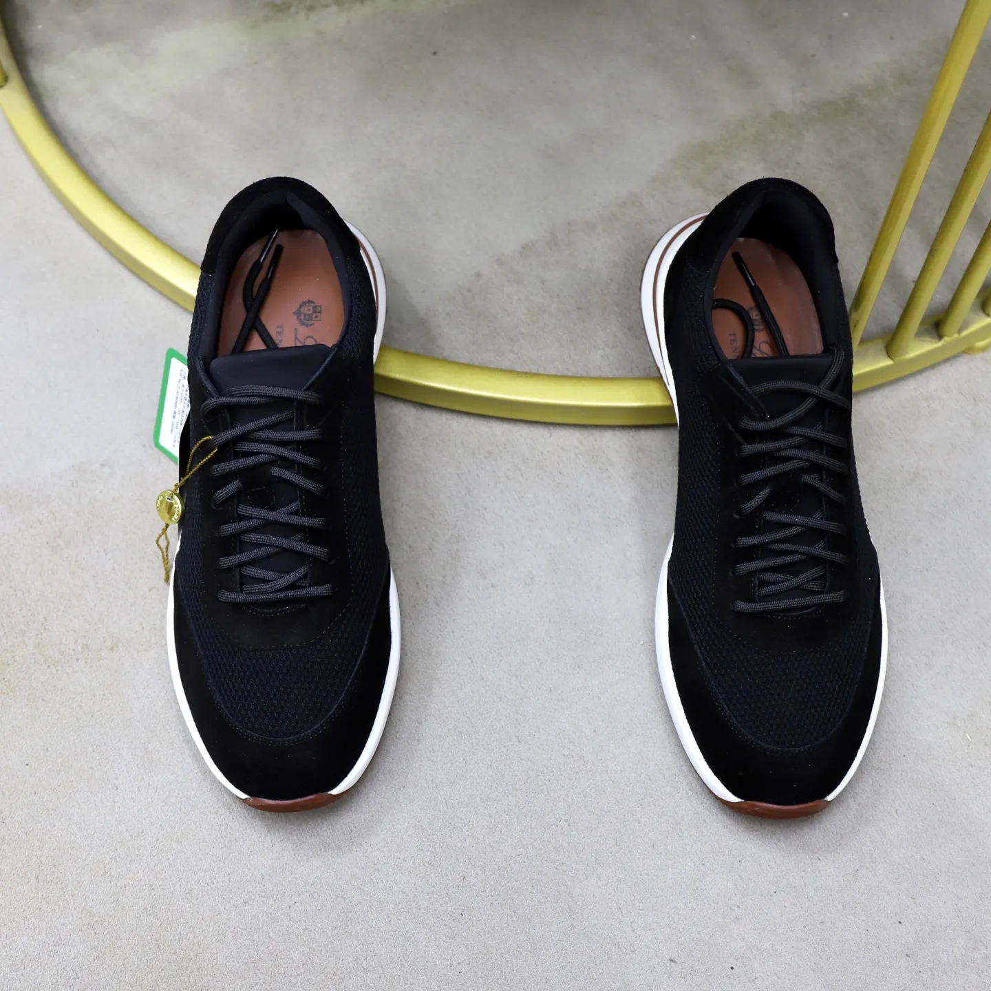 Ex-factory price: 560💰Loro Piana Tennis Walk men’s moral training sneakers! These new textured leather tennis shoes feature an ultra-low-top design for year-round wear and are water-resistant. The wrapped sole creates an effortlessly attractive color combination that harmoniously blends functionality with understated style. The ideal footwear option for urban dressing. The heel is decorated with a soft calfskin tongue with Kummel color inserts and an embossed LP logo. Cotton shoelaces. Material: Upper: Gray woven stitching with cowhide accents! Sole: Rubber lining: Cow leather original rubber sole, excellent foot comfort, complete package! Size: 38-39-40-41-42-43-44 leather shoe size (4546 can be customized)